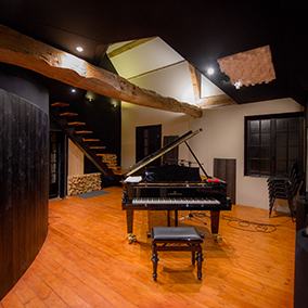 la cabine d'enregistrement de Gam Studio avec son Grand Piano